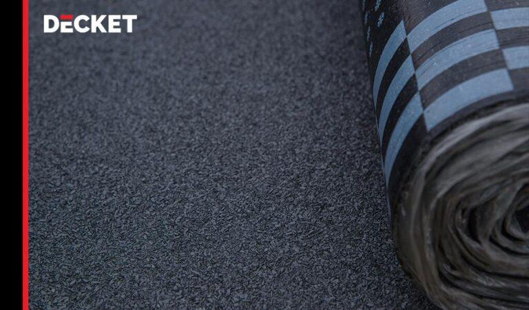 Zwinięta rolka papy dachowej lub membrany, przygotowana do montażu jako warstwa podkładowa na dachu.