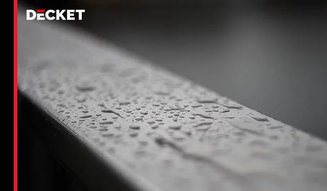 Krople wody na powierzchni drewna po impregnacji, zabezpieczenie łat dachowych przed wilgocią.